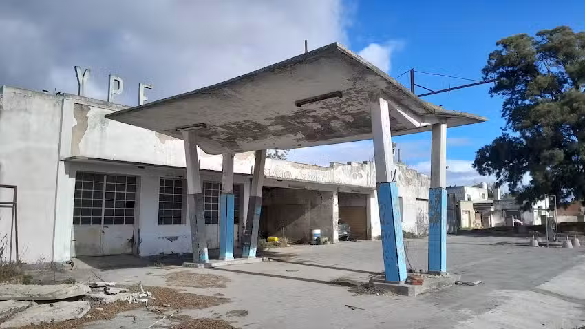 Antigua YPF Abandonada
