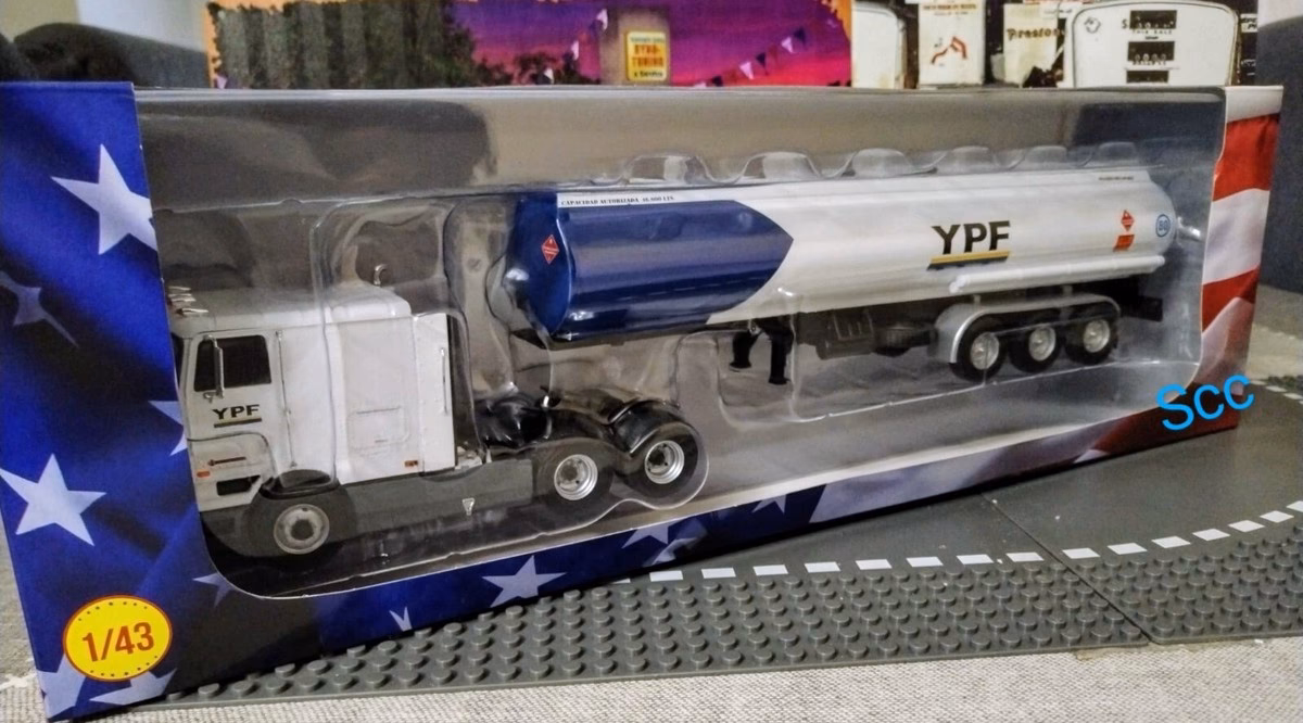 ¿Qué tamaño es un carro a escala 1/64?