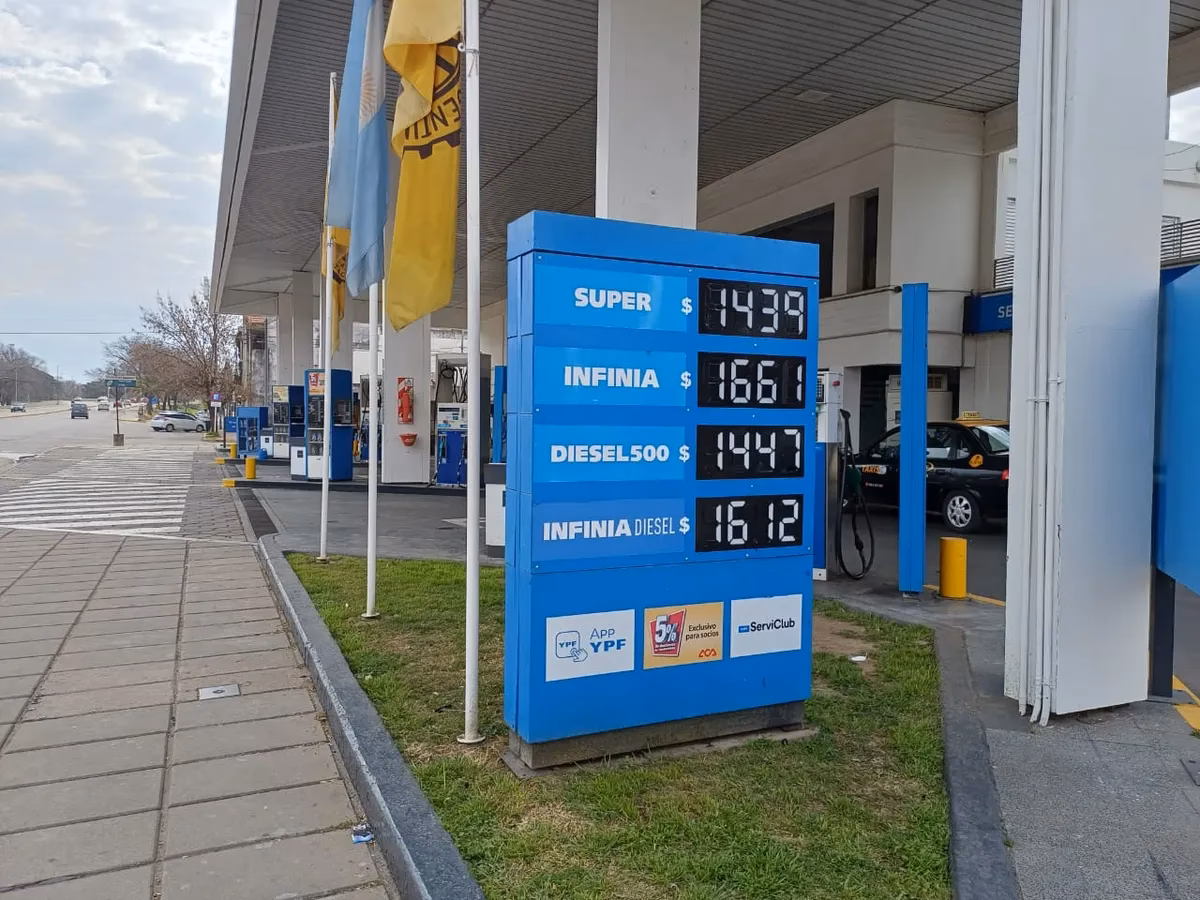 ¿Cuánto bajó la nafta en la YPF?