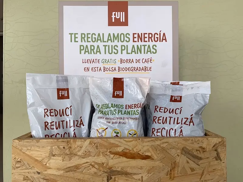 ¿Cómo se usa la gorra del café en las plantas?