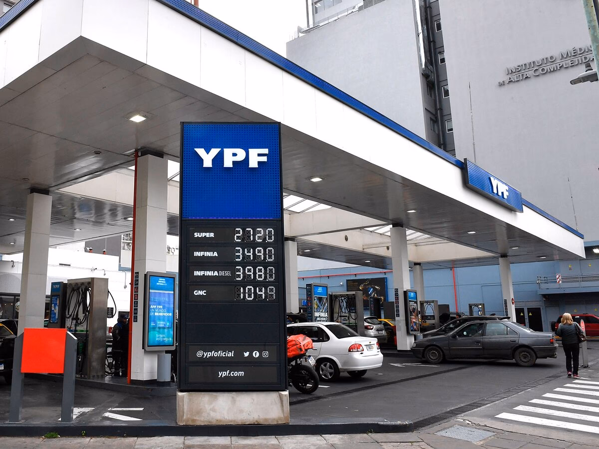 ¿Cómo se calcula el consumo de combustible?