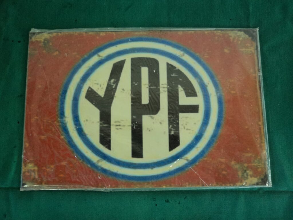 El Poder del Cartel: Comunicación Visual en YPF