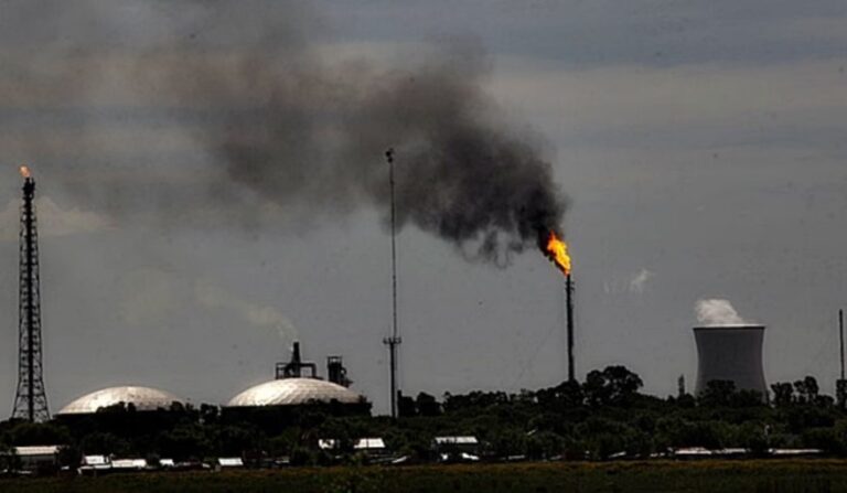 La Huella del Plástico: Un Viaje de la Petroquímica al Consumo