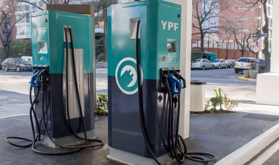 ¿Qué ayuda ofrece el plan Moves III para la instalación de cargadores?