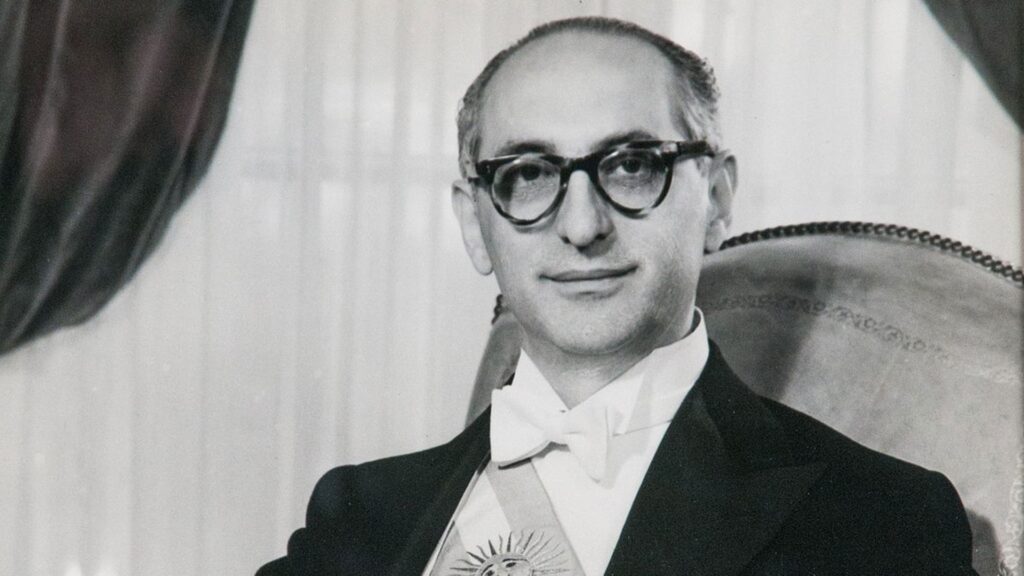 YPF y el Desarrollismo: El Motor de un Sueño Industrial