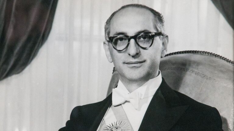 YPF y el Desarrollismo: El Motor de un Sueño Industrial