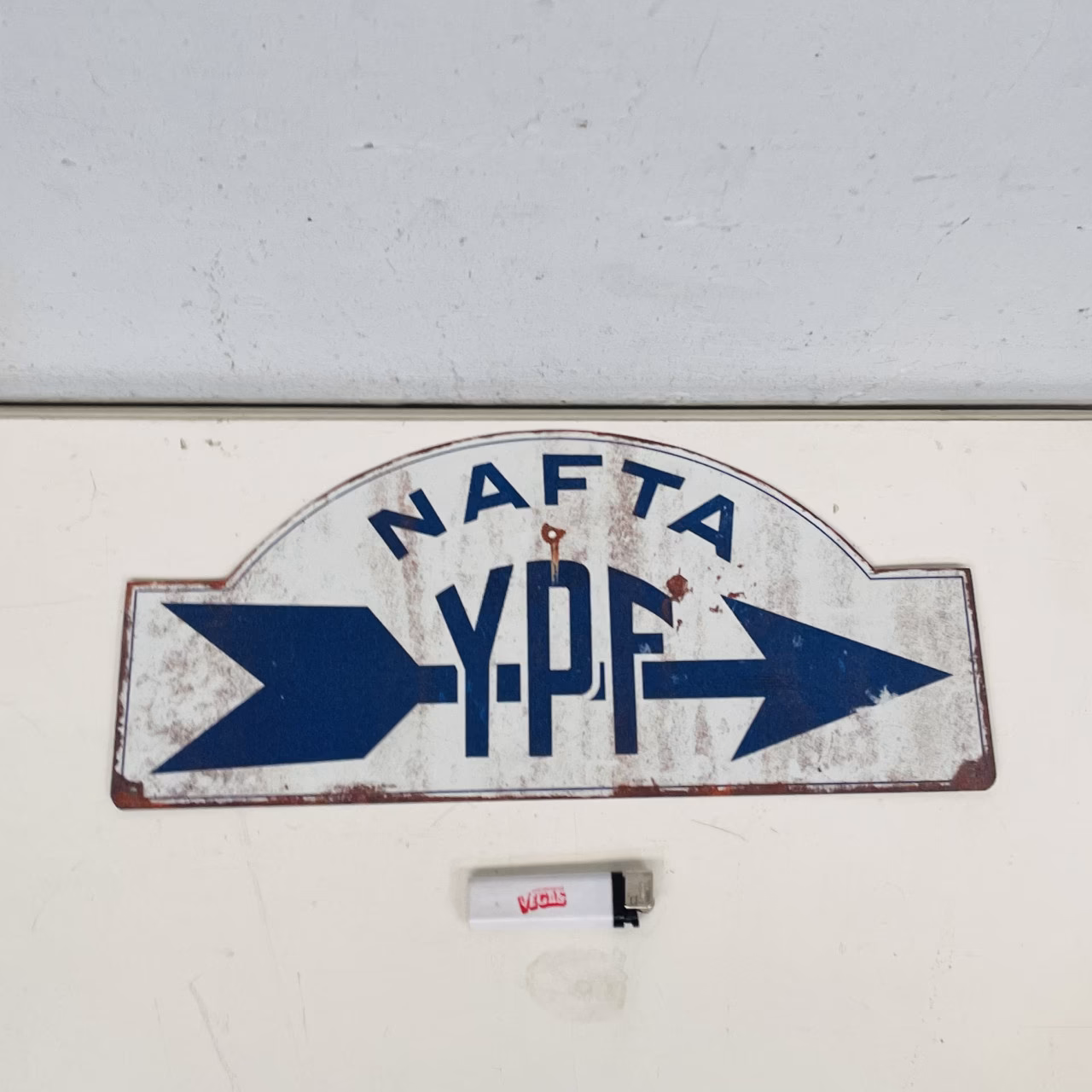 ¿Cuál es el largo y ancho de un letrero?