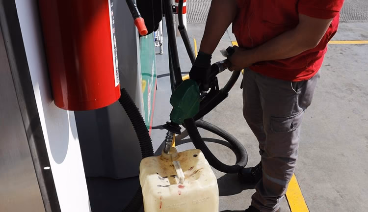 ¿Se puede llevar un bidón de gasolina en el coche?