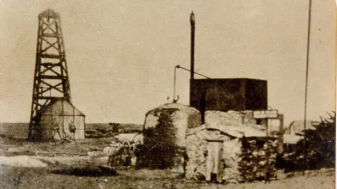 ¿Dónde fue la explotación del primer pozo petrolero?