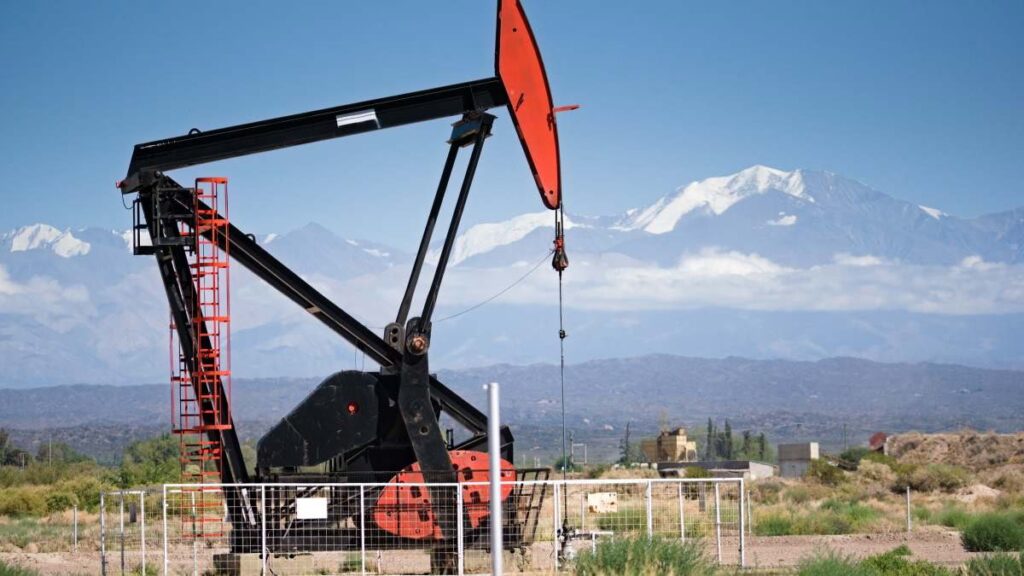 La Historia del Petróleo: Del Uso Antiguo al Oro Negro