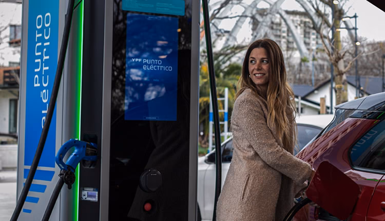¿Dónde puedo cargar mi celular en el metro?