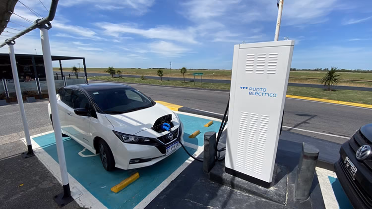 ¿Cuánto tarda en cargar un auto eléctrico YPF?