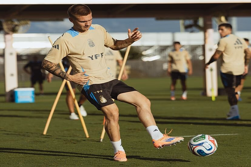 ¿Cómo se llama el futbolista más famoso de Argentina?