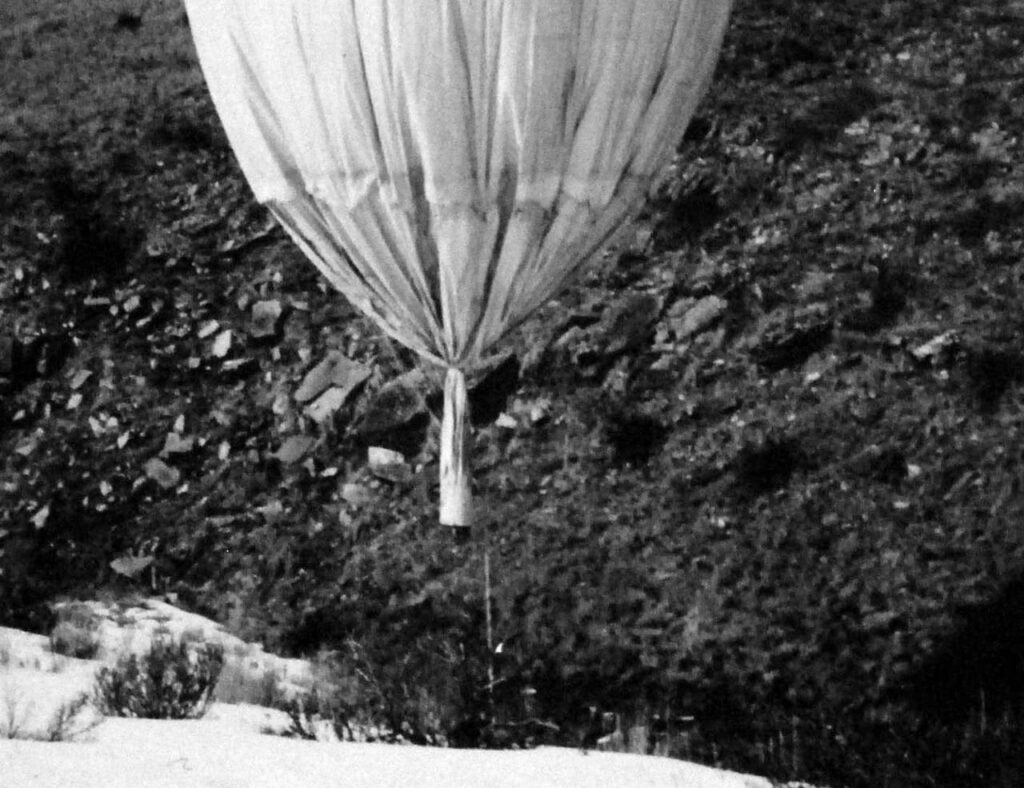 Globos en la Guerra: El Ojo Silencioso del Cielo
