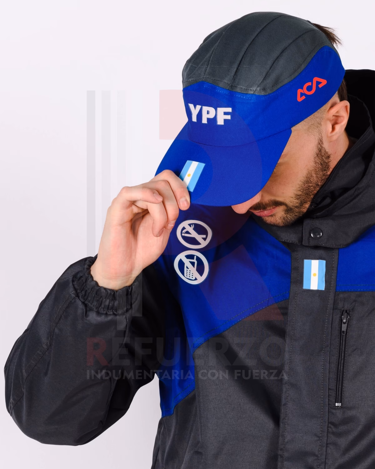 ¿Qué marca es la gorra de Luis R. Enriquez?