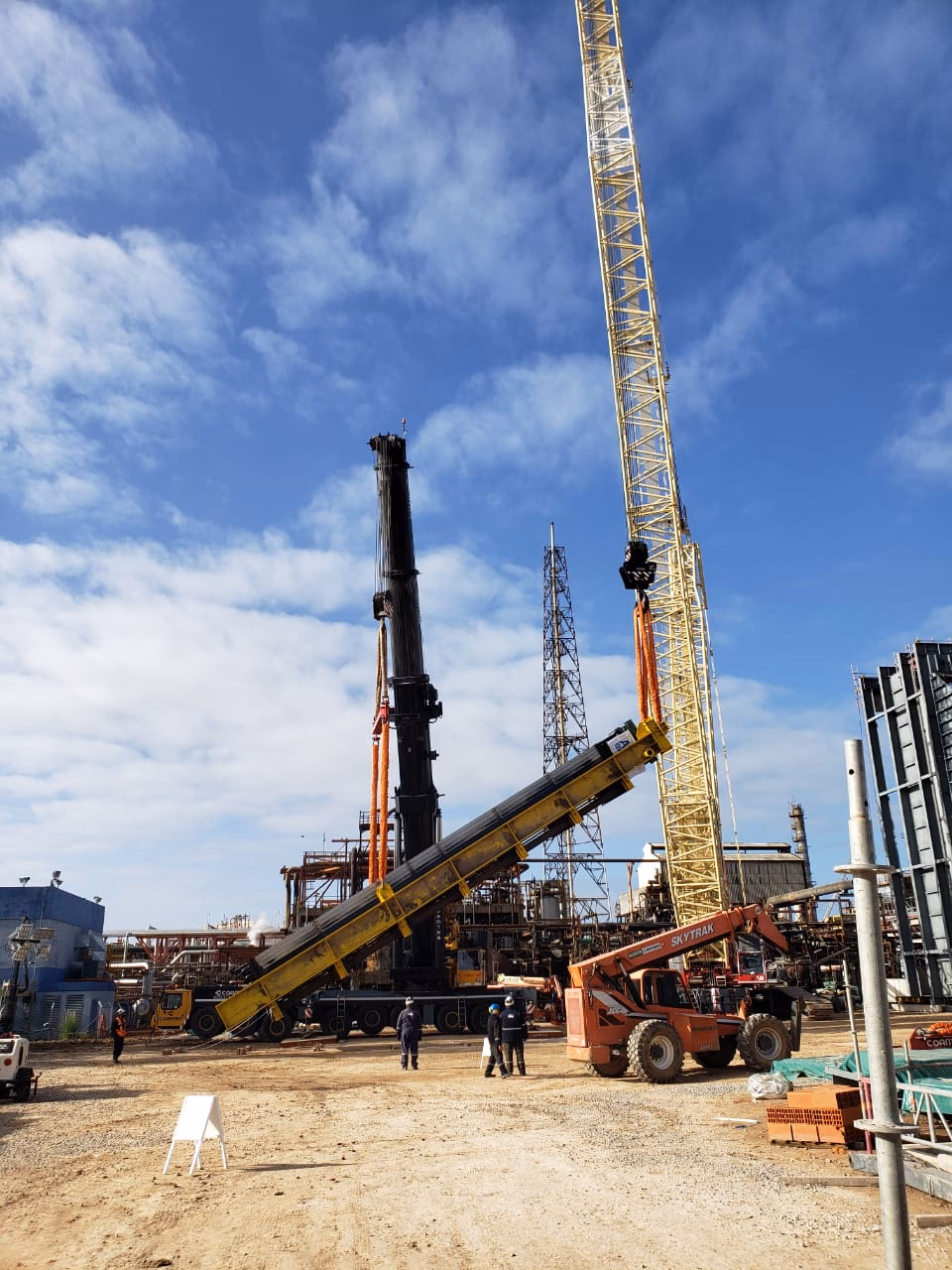 ¿Cómo se llama la grúa que levanta contenedores?