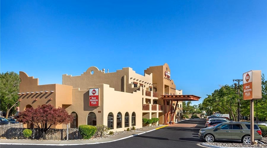 ¿El Hotel Santa Fe ofrece desayuno gratuito?