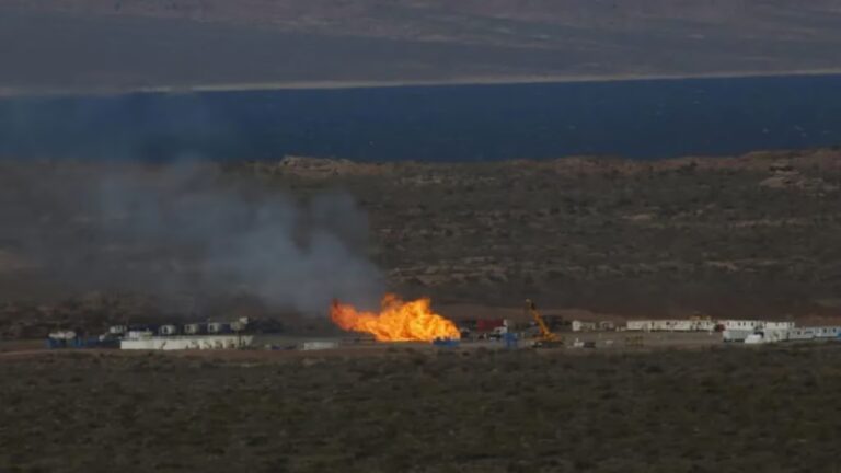 Vaca Muerta: Fuego, Millones y el Riesgo Extremo
