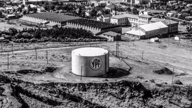 ¿Cuándo surge YPF en Argentina?