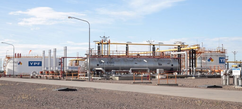 ¿Cómo se llama una planta de procesamiento de petróleo?