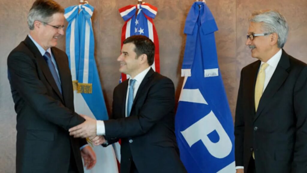 YPF frente a los gigantes: Un análisis de escala