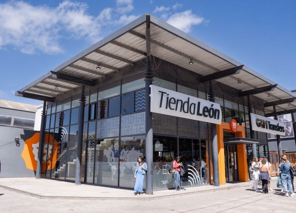 ¿Quién es el dueño de Manuel Tienda León?