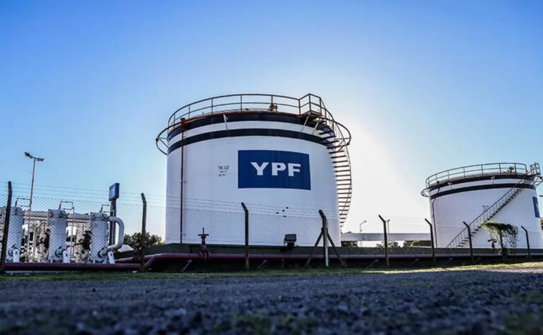 El Barrio en la Camiseta: Un Viaje por la Identidad