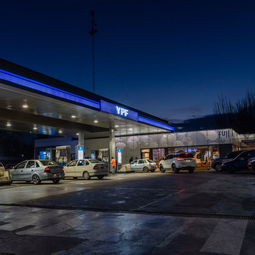 ¿Qué servicios ofrece YPF Los Corralitos?