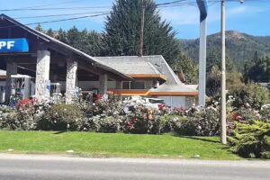 YPF Melipal – Bariloche frente al Lago