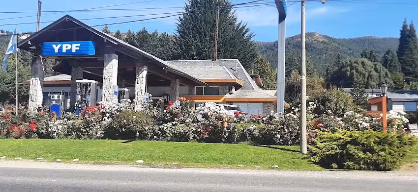 YPF Melipal – Bariloche frente al Lago