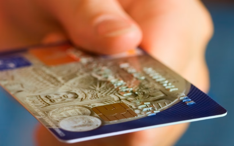 ¿Puedo retirar efectivo con mi tarjeta de débito en el extranjero?